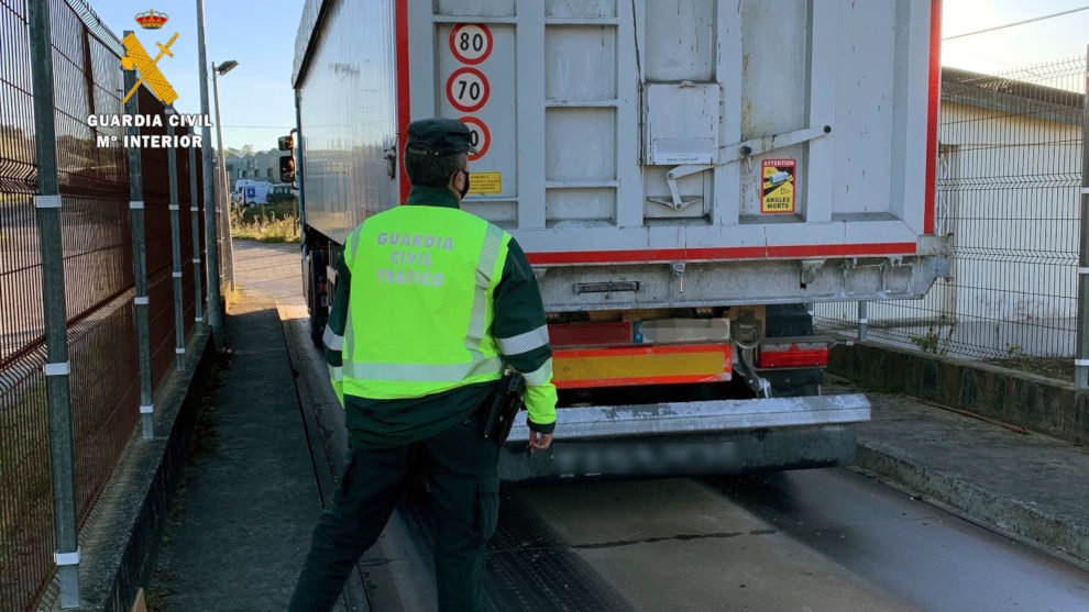 Denunciado el conductor de un camión por superar en 21 toneladas la carga permitida