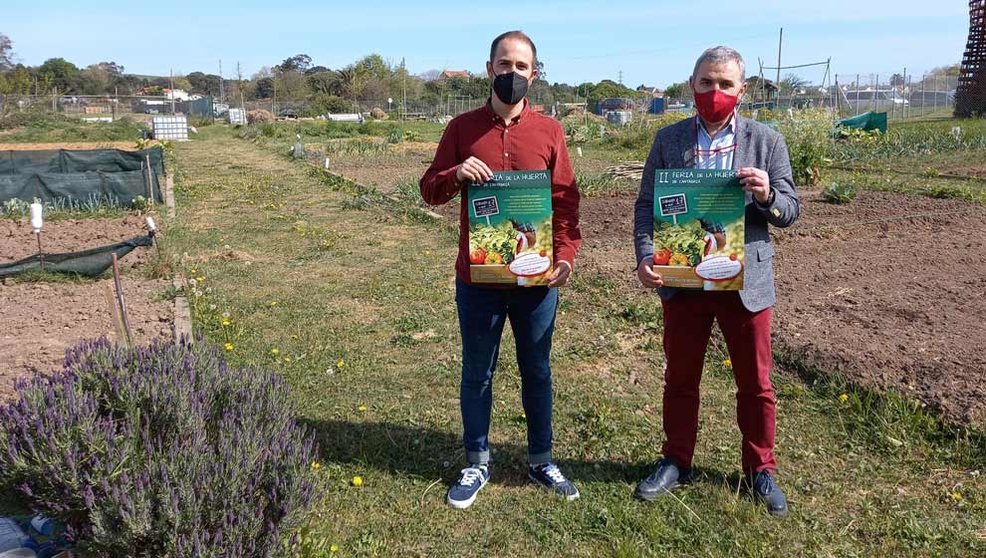 El alcalde Alberto García Onandía, y el concejal de Medio Ambiente, Luis del Piñal, presentan el cartel de la II edición de la Feria de la Huerta de Cantabria