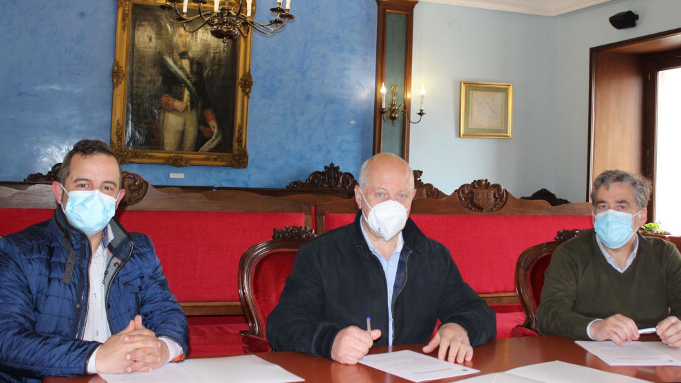 Firma del convenio entre el Ayuntamiento de Reinosa y ACER 