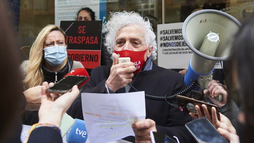 El presidente de la Asociación Empresarial de Hostelería de Cantabria (AEHC), Ángel Cuevas, interviene durante un acto simbólico de protesta frente a la Consejería de Sanidad | Foto: Archivo