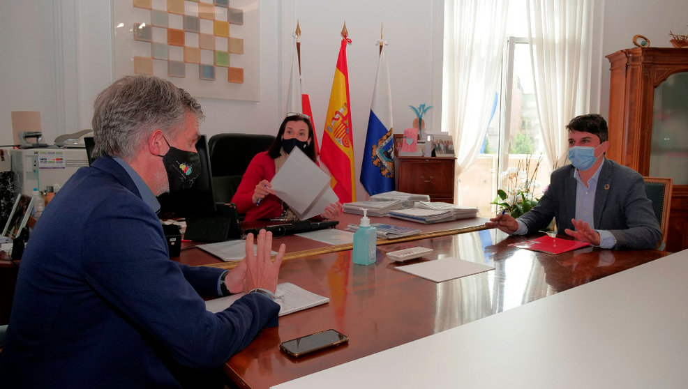 El portazvoz del PSOE en el Ayuntamiento de Santander, Daniel Fernández, se reúne con la alcaldesa, Gema Igual, y el primer teniente de alcalde, César Díaz
