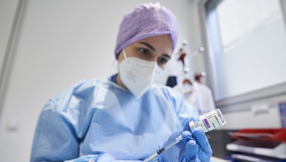 Una enfermera preparada una dosis de la vacuna contra el Covid-19