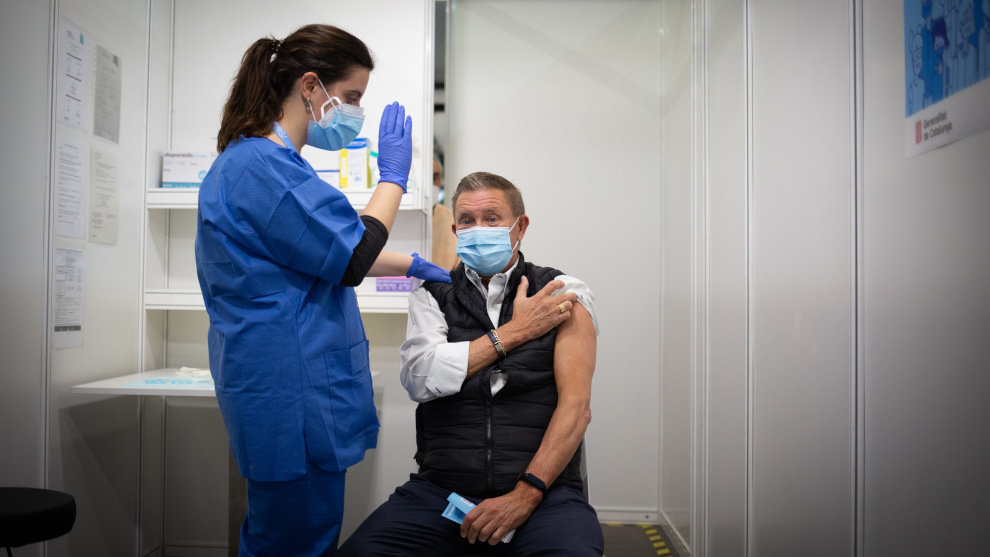 Una profesional sanitaria inocula una vacuna del Covid-19 desarrollada por AstraZeneca en el marco de la prueba piloto de vacunación masiva desde el recinto de Fira Barcelona