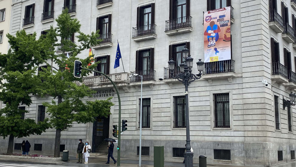Pancarta contra el acoso escolar en la Delegación del Gobierno en Cantabria