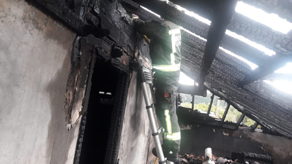 Bomberos sofocan el incendio de una vivienda en Villaescusa