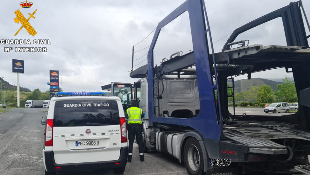 La Guardia Civil auxilia al conductor del camión