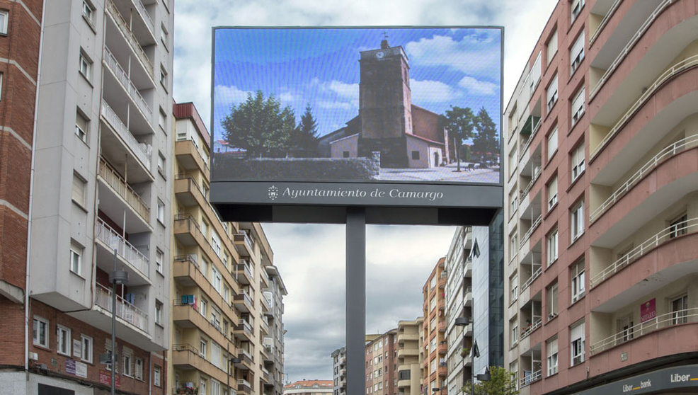 El Ayuntamiento de Camargo instala dos pantallas en la entrada al casco urbano como tarjeta de bienvenida