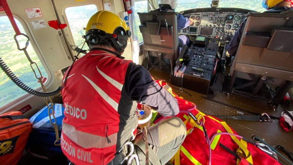 El joven herido en el accidente trasladado en el helicóptero del Gobierno de Cantabria