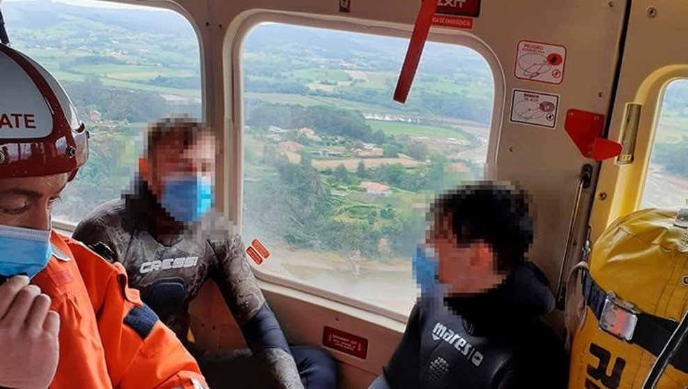 Rescate de los dos buceadores por el helicóptero del Gobierno