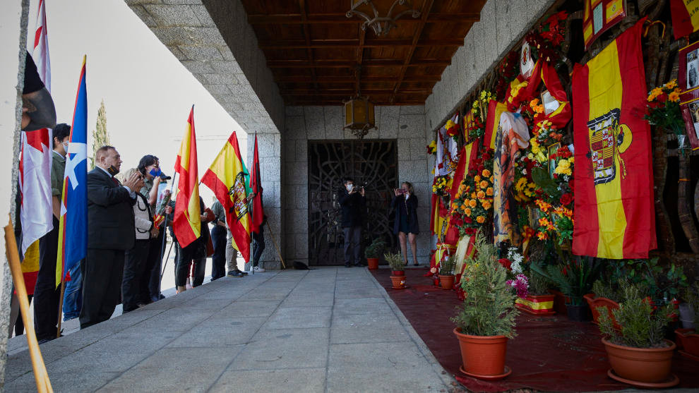 Varias personas de diferentes grupos franquistas asisten a un acto por el Día de la Victoria en el LXXXII Aniversario de la “Liberación de Madrid”, en el Panteón de Franco de Mingorrubio, en Madrid (España)