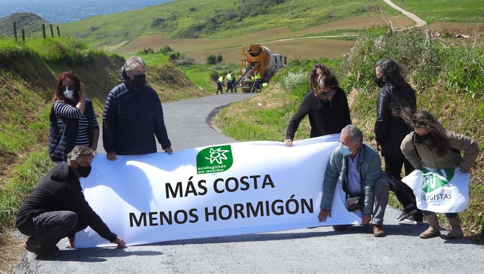 Ecologistas protestan por hormigonado de caminos rurales en Ubiarco