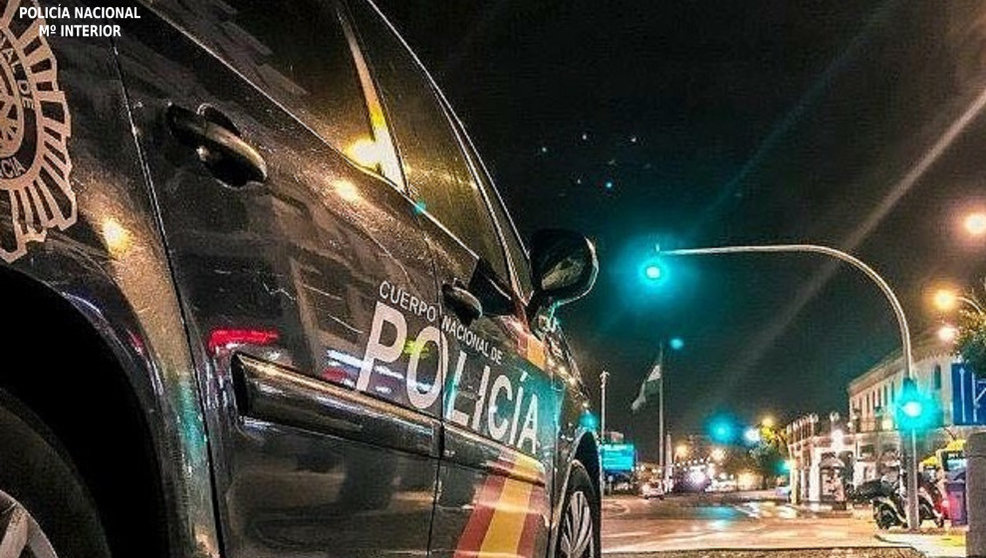 Coche de la Policía Nacional por las calles de Santander