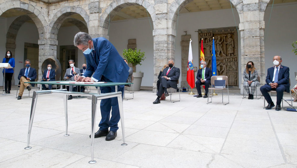 El presidente de Cantabria, Miguel Ángel Revilla, preside el acto de firma de la Alianza por la Industria