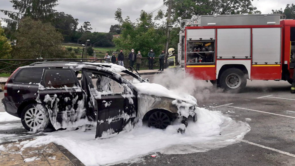 El coche totalmente quemado en Villaescusa