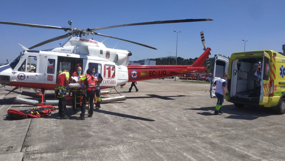 El helicóptero del Gobierno traslada a un ciclista herido tras caerse en la subida de la Fuente del Chivo
