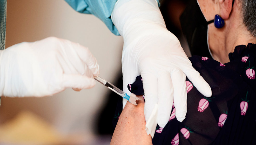 Una profesional sanitaria sostiene un vial con la vacuna del Covid