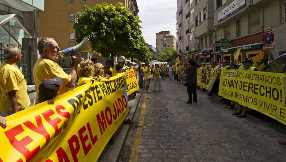Maniestación de AMA frente a la sede del Gobierno de Cantabria