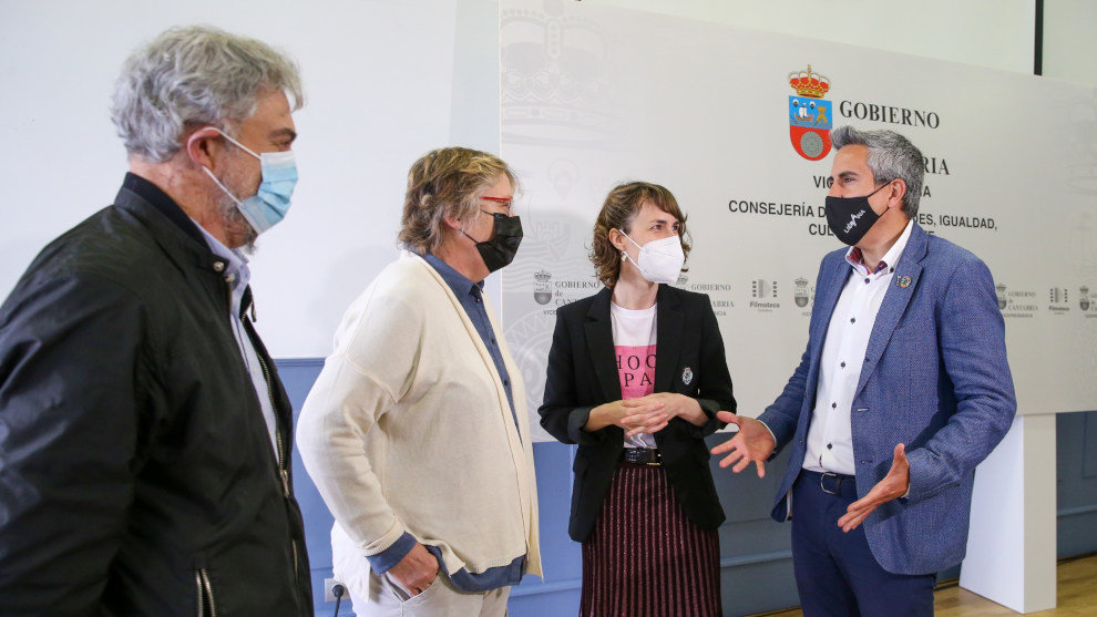 El vicepresidente y consejero de Cultura, Pablo Zuloaga, presenta la convocatoria de ayudas para la producción de largometrajes en Cantabria junto a representantes del sector