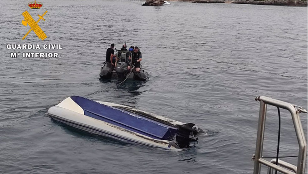 La Guardia Civil rescata a un padre y un hijo tras volcar la embarcación con la que pescaban cerca de la isla de Mouro