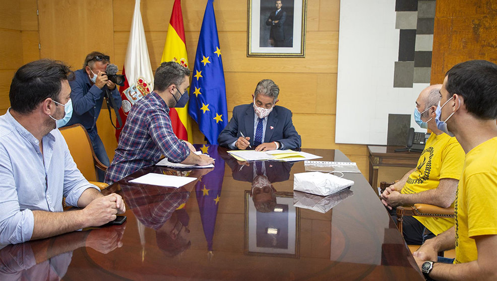 El presidente de Cantabria, Miguel Ángel Revilla, recibe a la Plataforma en Defensa del Tren Santander-Bilbao