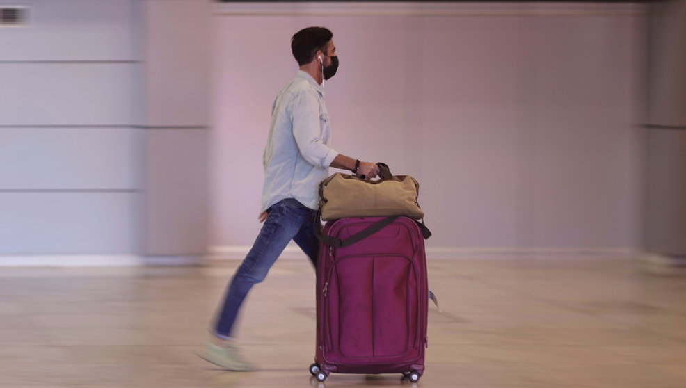 Un hombre camina con su equipaje en la terminal T1 del Aeropuerto de Madrid - Barajas Adolfo Suárez, a 8 de julio de 2021, en Madrid (España)