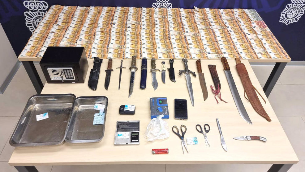 Armas y material intervenido en el domicilio del detenido por tráfico de cocaína en Cazoña