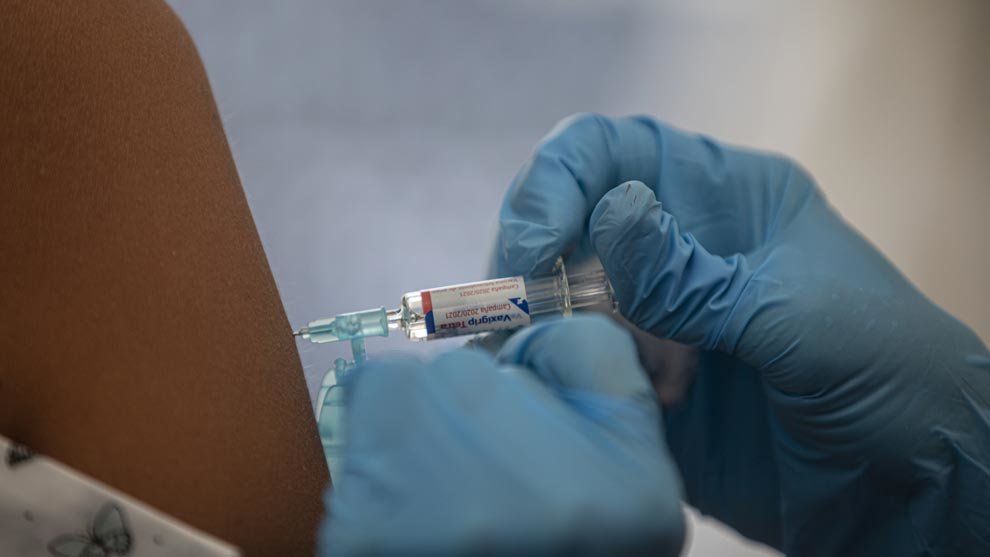 Una enfermera vacuna contra la gripe