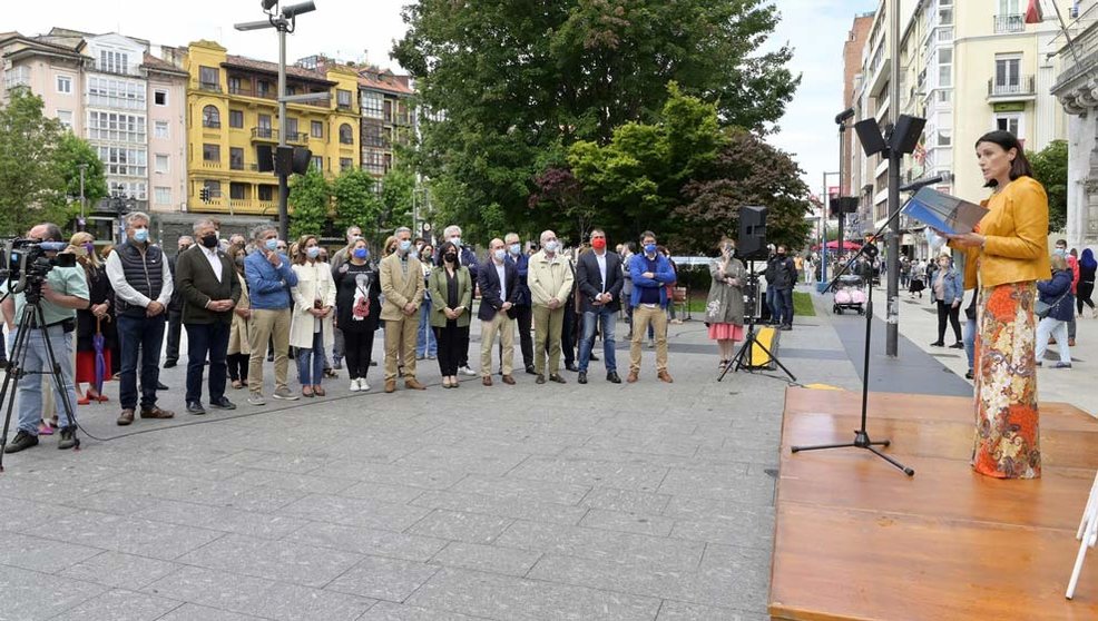 Acto de homenaje a Miguel Ángel Blanco en la plaza del Ayuntamiento de Santander
