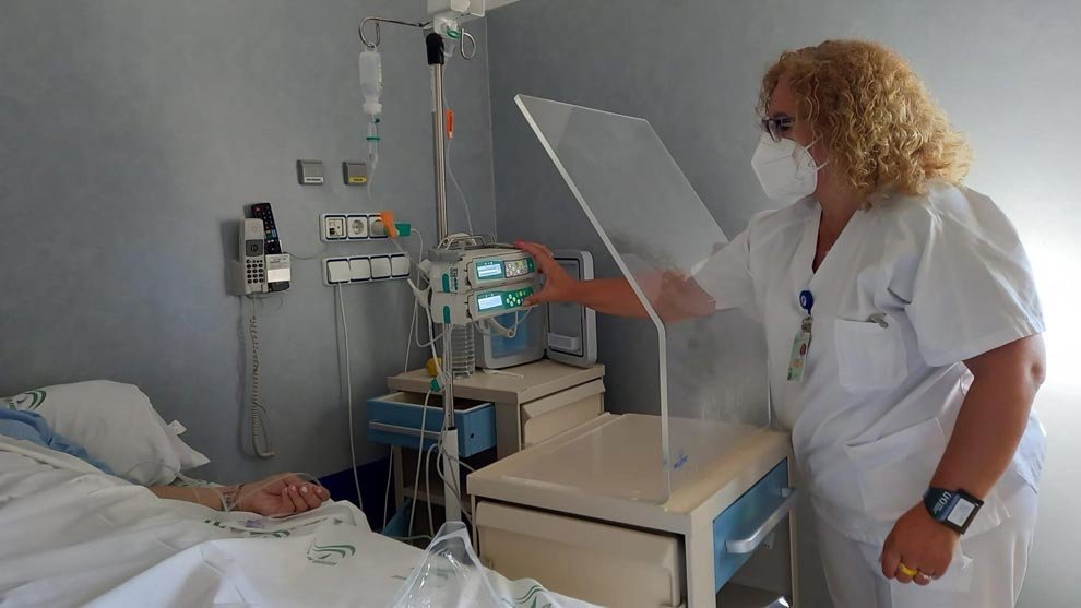 Una enfermera prepara la administración de la dosis