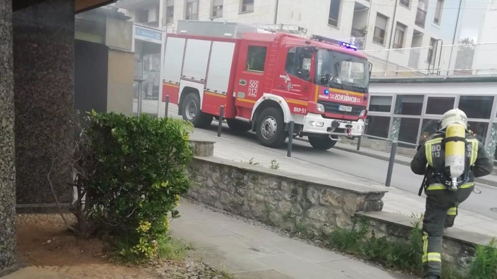 Camión de bomberos del 112 junto a la residencia de Liérganes ante el incendio registrado en la cocina