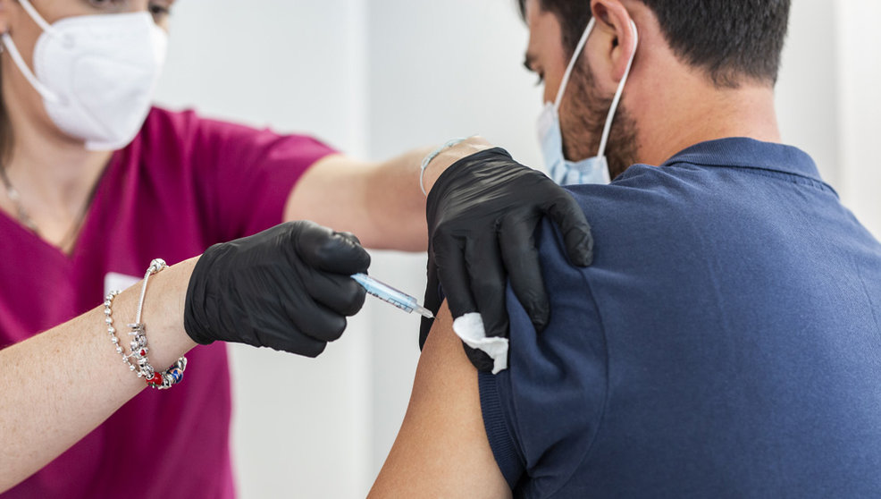 Un hombre recibe una vacuna