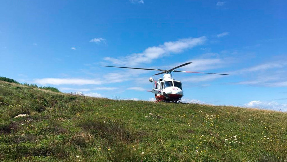 El helicóptero del Gobierno de Cantabria realiza un rescate en los acantilados entre Suances y Tagle