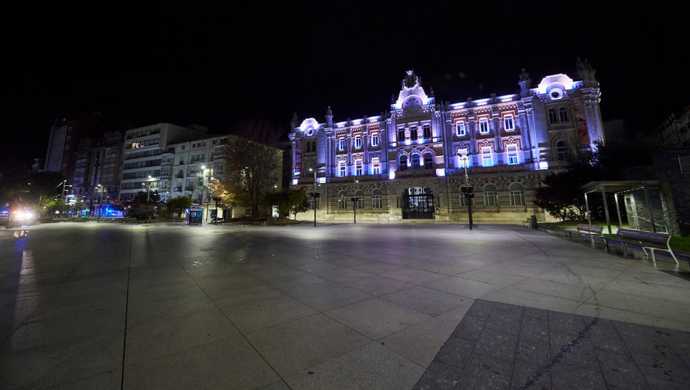 La plaza del Ayuntamiento de Santander vacía durante el toque de queda