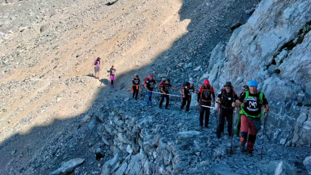 Deportistas con discapacidad visual subiendo al pico de Peña Vieja
