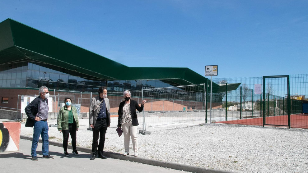 La alcaldesa de Polanco y el consejero de Obras Públicas visitan la zona donde se ubicarán las pistas de pádel de Requejada