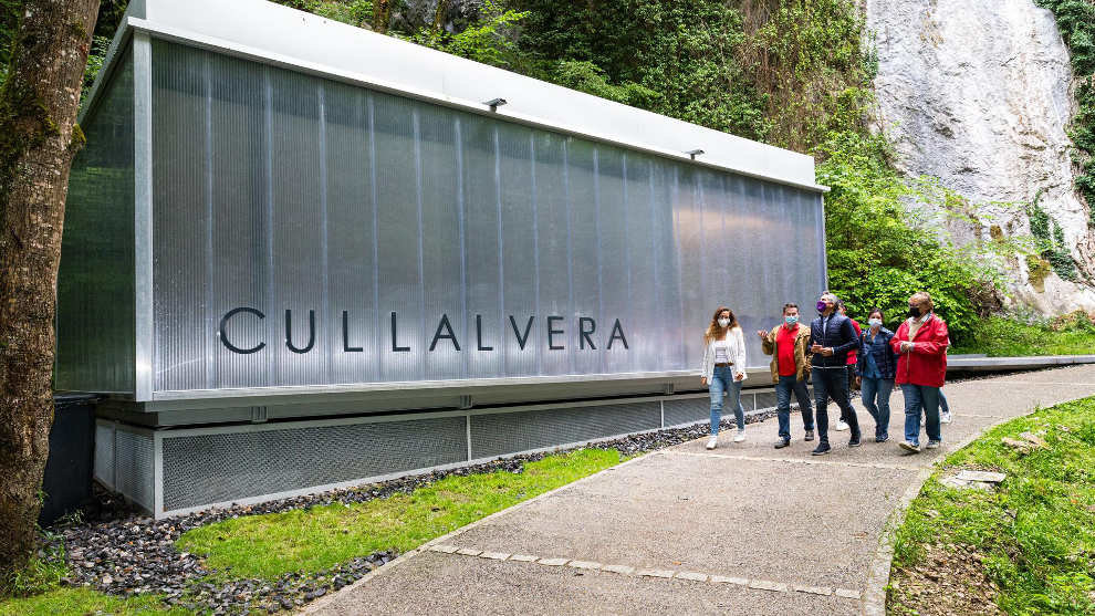 El vicepresidente y consejero de Universidades, Igualdad, Cultura y Deporte, Pablo Zuloaga, inaugura el centro de visitantes de la cueva de Cullalvera