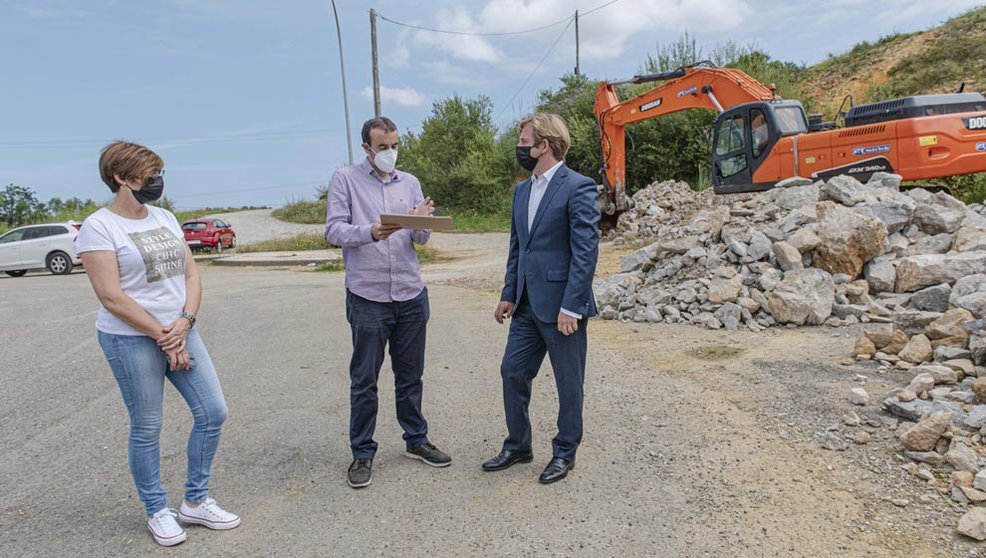 El alcalde de Reocín, Pablo Diestro, junto a la concejala de Obras, Margari Martínez, y el responsable del proyecto