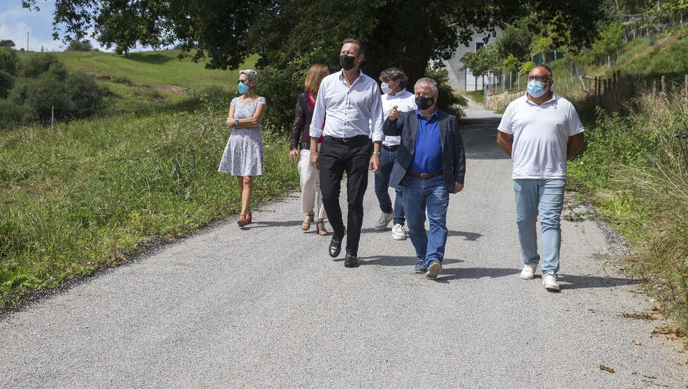 El consejero de Desarrollo Rural, Ganaderia, Pesca, Alimentacion y Medio Ambiente, Guillermo Blanco, visita la mejora del camino rural de Pozobal
