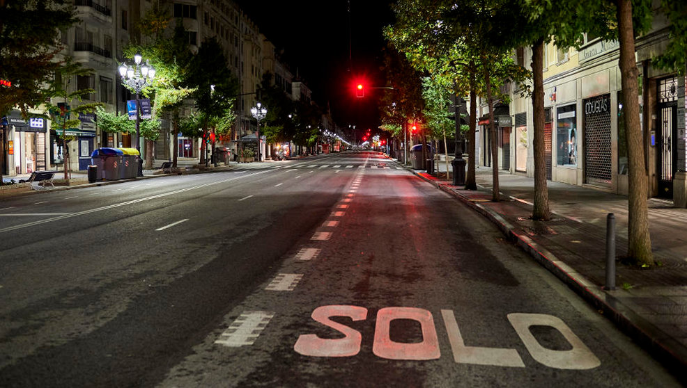 Calle Calvo Sotelo de Santander vacía durante el toque de queda