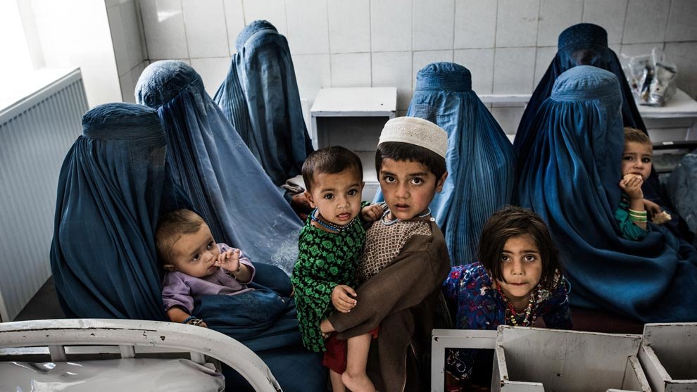Mujeres afganas con sus hijos en un hospital de MSF en Lashkar Gah