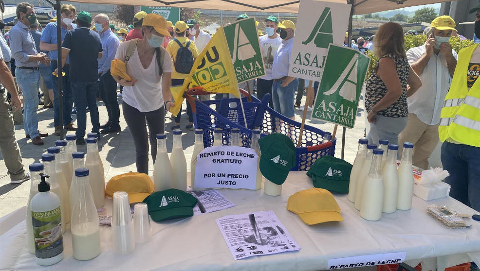 Concentración de los ganaderos contra el precio de la leche en Carrefour