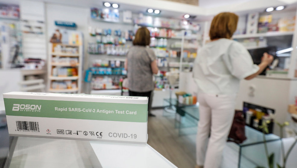 Una caja con test de antígenos contra la COVID-19 en una farmacia