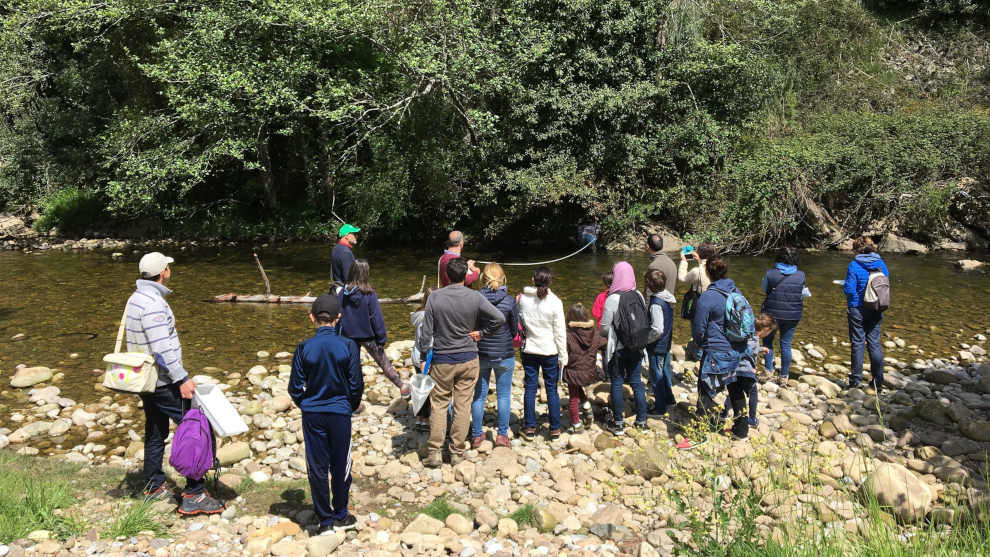 Voluntarios muestrean los ríos en el marco del 'Proyecto Ríos'