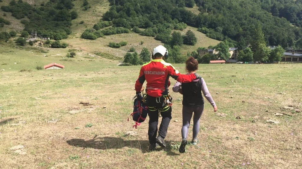 El helicóptero del Gobierno de Cantabria rescata a una senderista