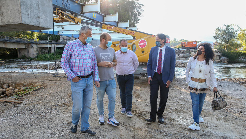 El consejero de Obras Públicas, José Luis Gochicoa, visita las obras de construcción del nuevo puente en Virgen de la Peña