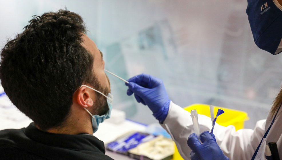 Un sanitario realiza un test de antígenos a un hombre en el intercambiador de Plaza de Castilla, a 24 de junio de 2021, en Madrid, (España)