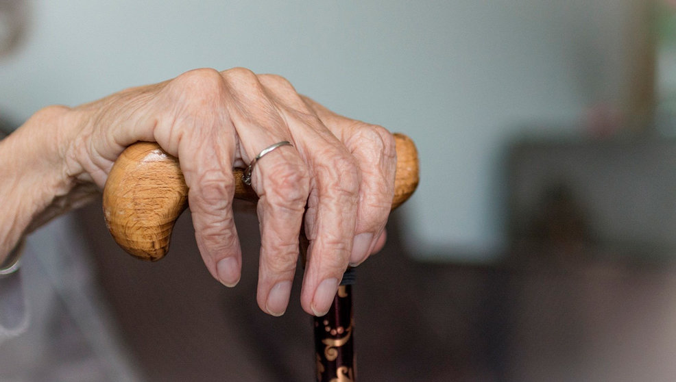 Mano de una anciana con bastón en una imagen de archivo
