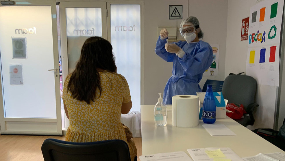 Una enfermera se prepara para realizar una prueba de diagnóstico de covid-19