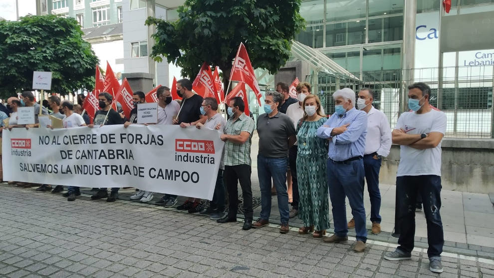 Representantes del PP acuden a la concentración de los trabajadores de Forjas de Cantabria ante la sede del Gobierno de Cantabria
