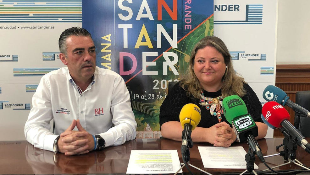 El coordinador de eventos del Ayuntamiento de Santander, Javier Gallego, junto a la concejala de Dinamización Social, Lorena Gutiérrez